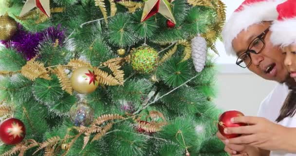 Chica desdentada y padre decorando el árbol de Navidad — Vídeo de stock