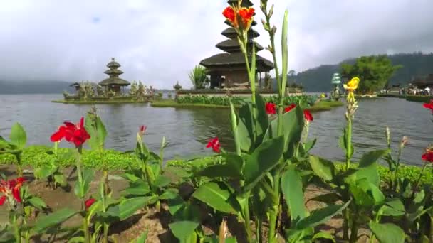 Prachtig uitzicht van Ulun Danu Bratan Tempel — Stockvideo