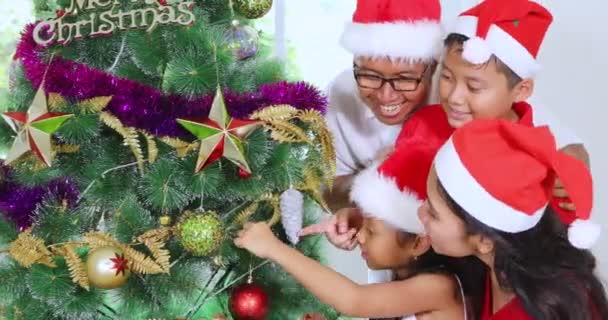 Γονείς και παιδιά διακόσμηση του Χριστουγεννιάτικου δέντρου — Αρχείο Βίντεο