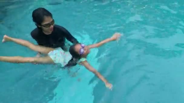 Мать учит свою дочь плавать — стоковое видео