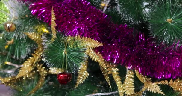 Weihnachtsbaum von Hand mit Weihnachtsschmuck dekorieren — Stockvideo