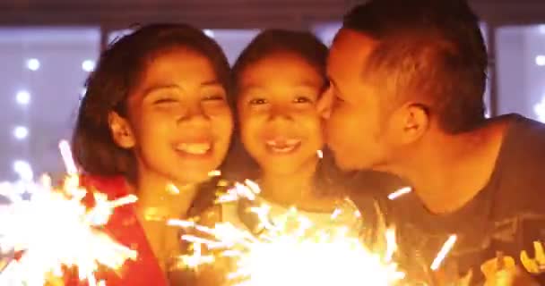 Familia feliz jugando chispas de Navidad — Vídeos de Stock