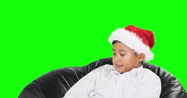 Menina dando a seu irmão um presente de Natal — Vídeo de Stock