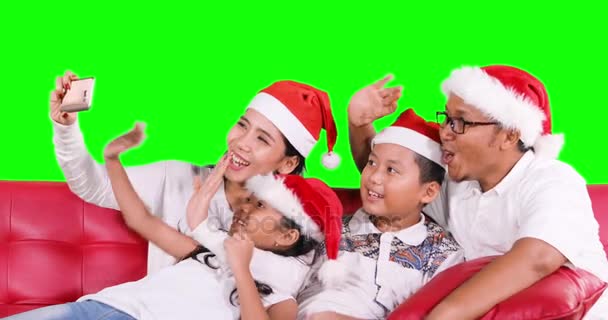 家庭与圣诞老人的帽子做视频通话 — 图库视频影像