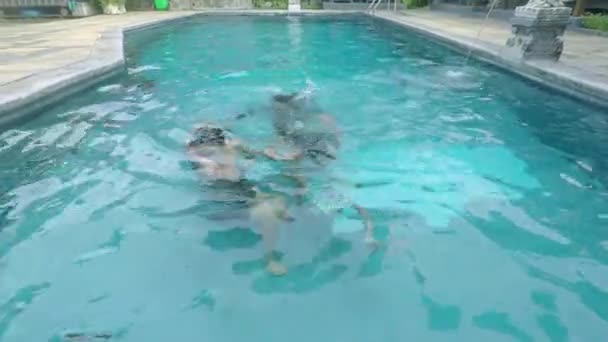 Kinder und Mutter spielen am Pool — Stockvideo