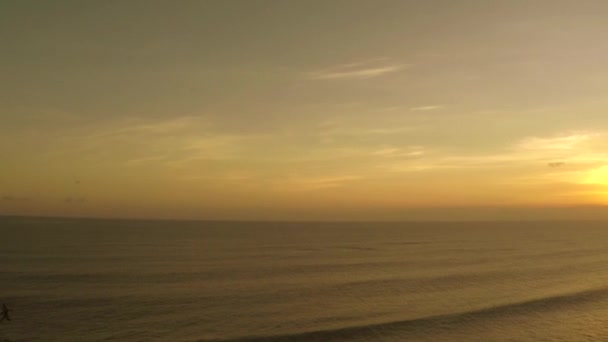 Vista mozzafiato sul tramonto a Uluwatu Bali — Video Stock