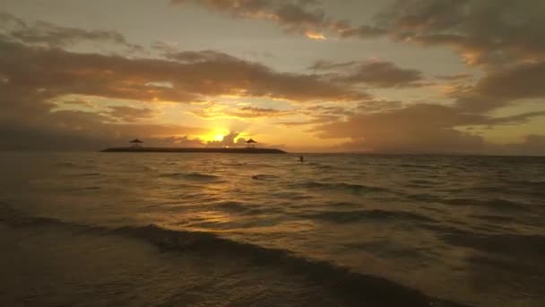 Bellissimo scenario al tramonto nella spiaggia di Bali — Video Stock