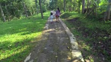  Anne ve kızı kırsal yolda yürümek