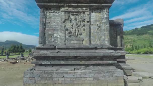 Indiase tempel in Arjuna tempel complex Dieng — Stockvideo