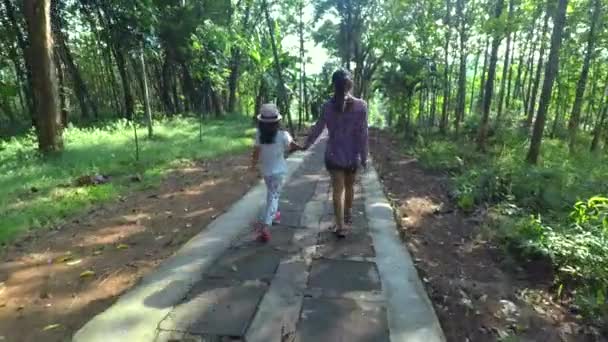 Niño y madre caminan por el camino rural — Vídeos de Stock