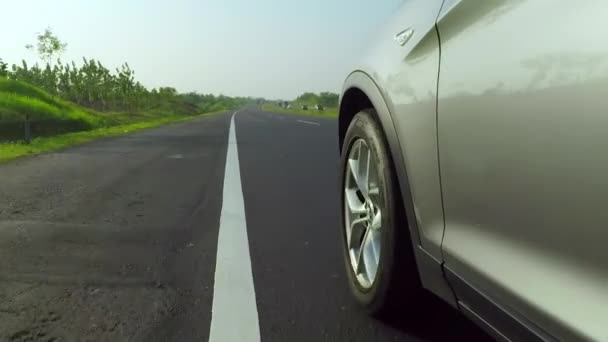 Auto jedoucí po dálnici — Stock video
