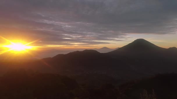 Dieng içinde altın güneş ışığı ile güzel gündoğumu — Stok video