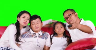 Aile izlerken tv ve bulmak iyi kanal sıkılmış