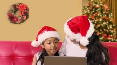 Dişsiz kız ve anne Noel online alışveriş