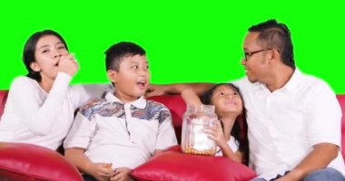 Mutlu aile yemek yerken TV izlerken