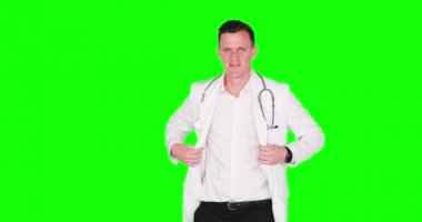 Yakışıklı doktor stüdyoda poz