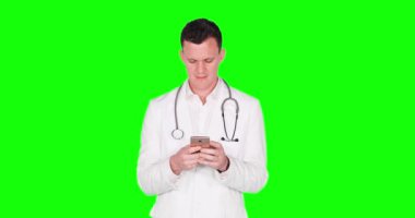 Yakışıklı beyaz doktor Smartphone kullanarak