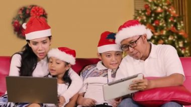 Aile kullanın dizüstü ve tablet Noel günü