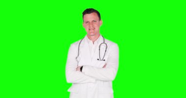 Kendine güvenen doktor stüdyoda poz