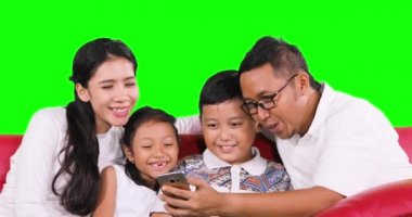Neşeli aile kullanım smartphone kanepede