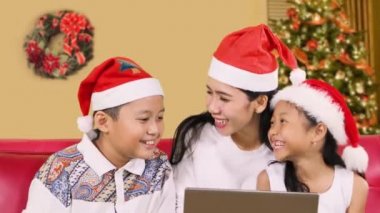 Neşeli aile Noel online alışveriş