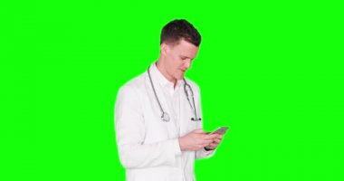 Beyaz doktor smartphone üzerinde tipik bir haber