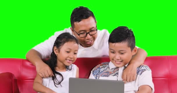 Батько перешкоджає своїм дітям дивитися невідповідний контент — стокове відео