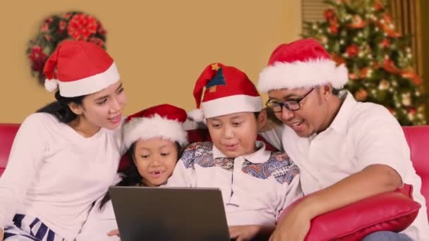 Family use laptop on Christmas day at home — Stock Video