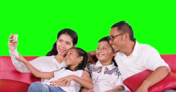 Familjen tar selfie foto med smartphone — Stockvideo
