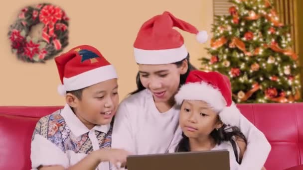 Navidad en familia compras en línea en casa — Vídeos de Stock