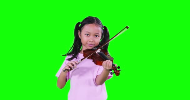 在演播室演奏小提琴的逗人喜爱的小女孩 — 图库视频影像