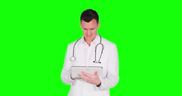 Καυκάσιος γιατρό χρησιμοποιώντας tablet στο studio — Αρχείο Βίντεο