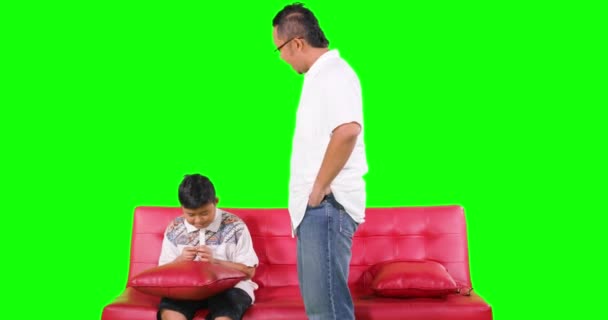 Θυμωμένος ο πατέρας κατσάδα και τιμωρώντας τον γιο του — Αρχείο Βίντεο