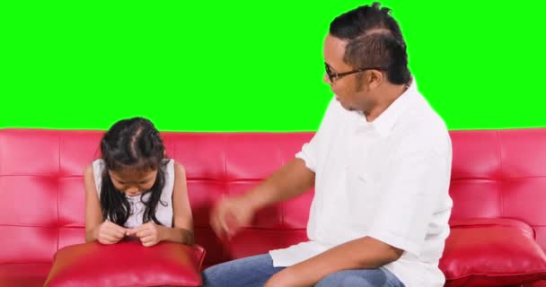 Arrabbiato padre rimproverando e punendo sua figlia — Video Stock