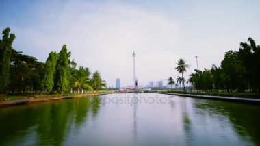 Ulusal Anıt arka plan ile bir havuzunun Timelapse
