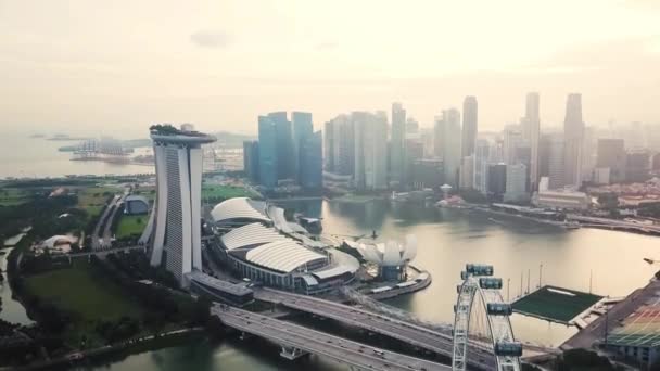 Singapore Flyer και το Marina Bay Sands Hotel τοπίο — Αρχείο Βίντεο