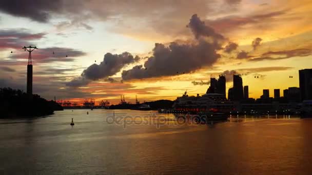 Hermosa puesta de sol en la isla Sentosa con teleférico — Vídeo de stock
