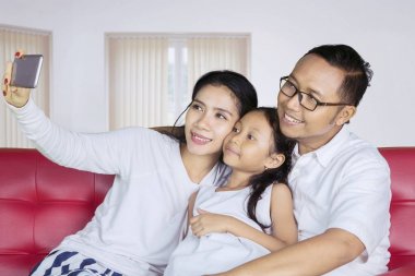 Genç üst selfie kızları ile alır.