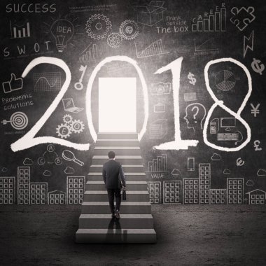 Genç işadamı parlak kapıya doğru yürürken