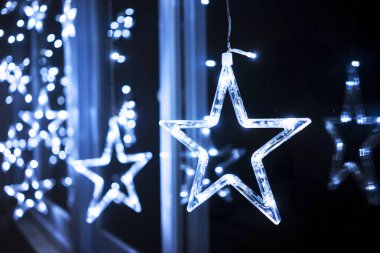 Pencerenin asılı yıldız süsler