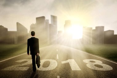 Erkek Yöneticisi bir şehre doğru yürüyüş