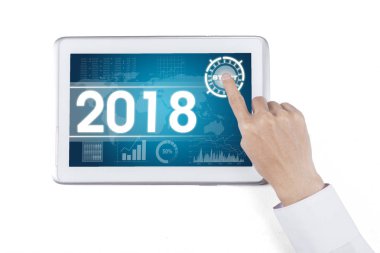 Başlat düğmesini dokunmadan işadamı el