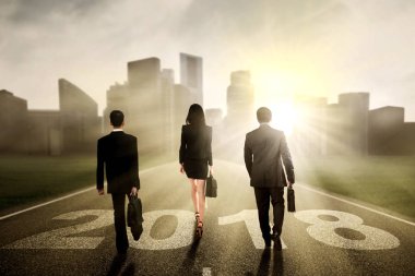 Bir şehre doğru yürümeye iş adamları