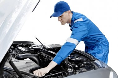 Kırık araba ve laptop ile Amerikan makinist