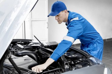 Amerikan mekanik araç bir dizüstü bilgisayar ile deneme