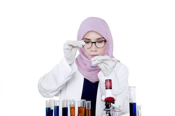 Científico joven hace investigación química — Foto de Stock