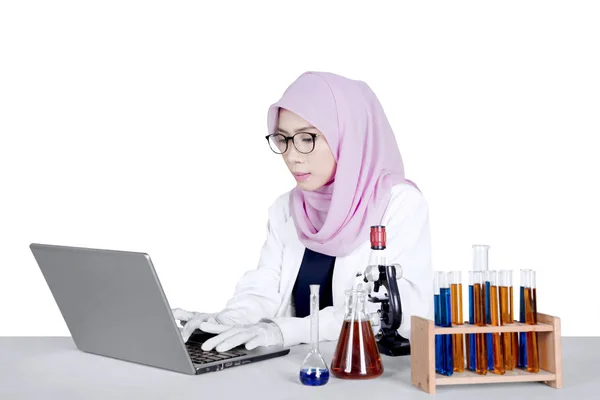 Unga forskare som arbetar på bärbar dator — Stockfoto