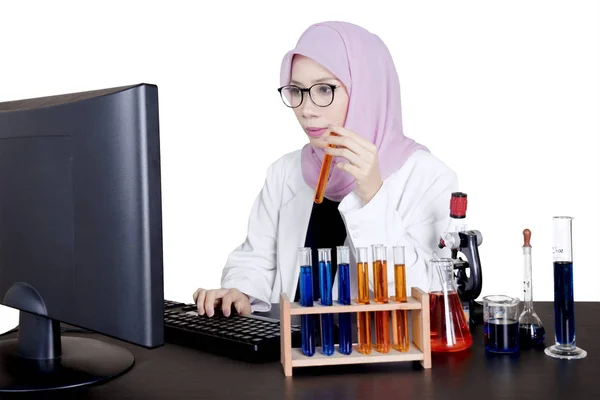 Genç Müslüman bilim adamı bilgisayarla çalışır — Stok fotoğraf