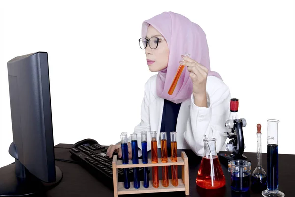 Νεαρή γυναίκα επιστήμονας χρησιμοποιώντας υπολογιστή — Φωτογραφία Αρχείου