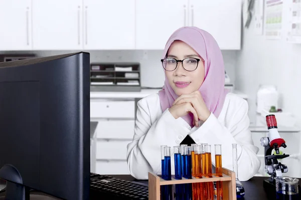 Unga kvinnliga forskare leende i labbet — Stockfoto